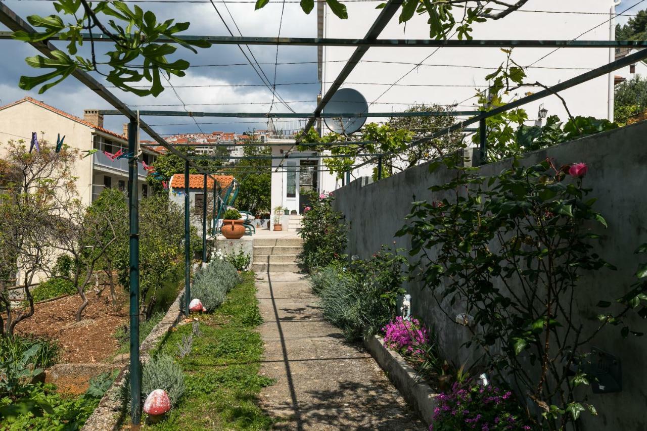 Mini Apartment Petra - Rooms Purple & Green With Kitchen And Garden Dubrovnik Eksteriør billede